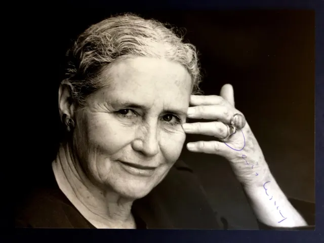 Doris Lessing *Nobel Prize* 13x18 cm Signiertes Foto. Autogramm / Autograph