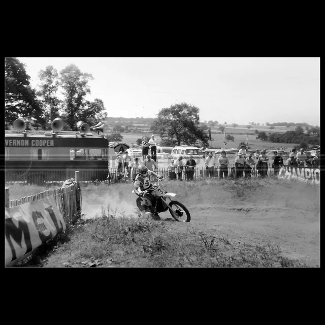 Photo M.001471 ROGER DECOSTER SUZUKI 1975 HAWKSTONE PARK MX MOTO CROSS