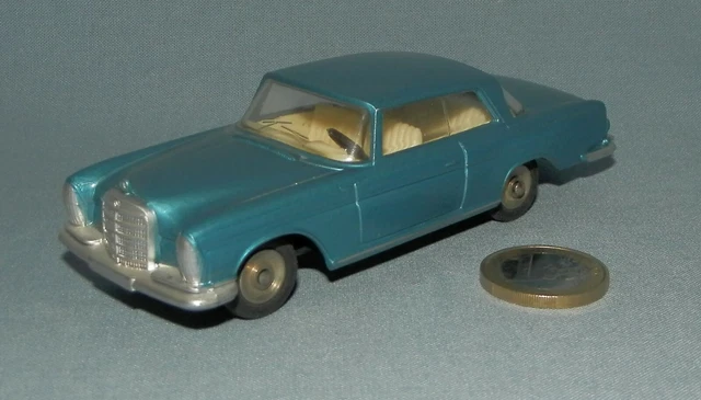 Voiture mercedes 220 SE solido ref 126 à restaurer - Collection