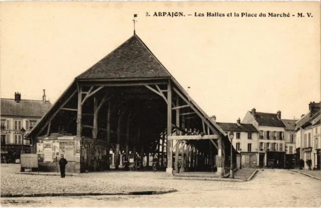 CPA Arpajon Les Halles et la Place du Marche (1349998)