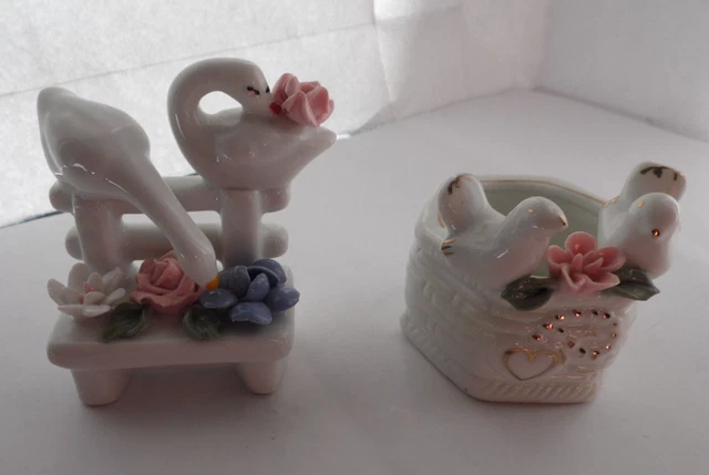 lot de 2 oiseau en porcelaine 1 sur un banc et l autre un puits