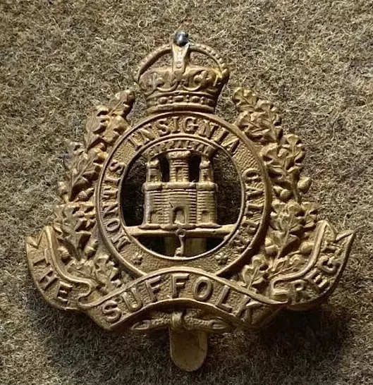 An excellent WW1 all brass 1916 SUFFOLK Regiment Cap Badge