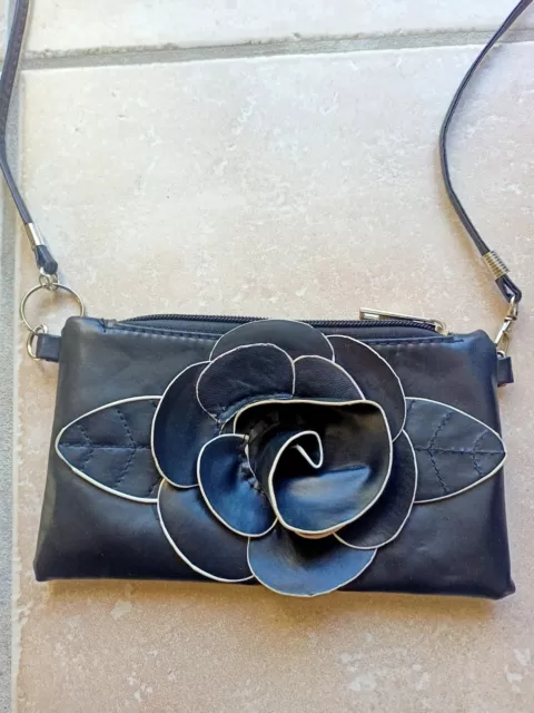 Joli petit sac à main noir avec fleur très peu porté 
