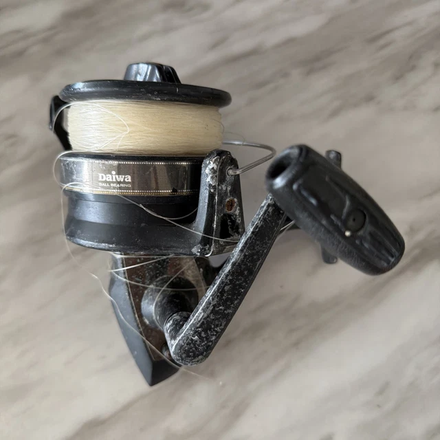 daiwa df100a spinning reel Giant 1BB, 3.4:1, 20/460 30/320 40/240 M The weight is close to 30 ounces and it has a fairly high retrieve thanks to the diameter of the big spool Spinning reel Dawa DF 100