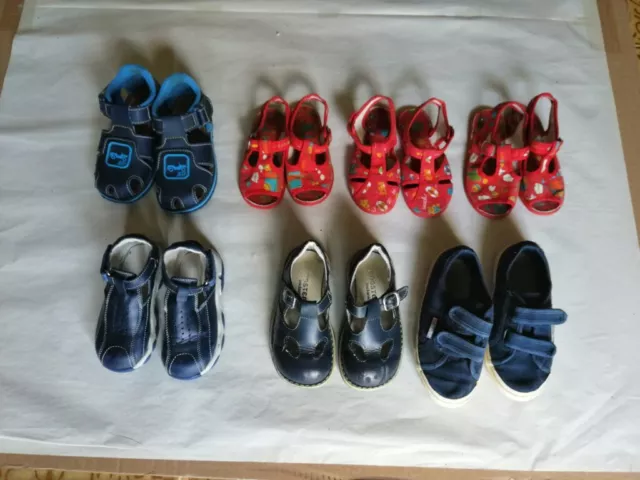 Lotto n. 7 paia di scarpe sportive sneakers e sandali mare per bambino 23-25.