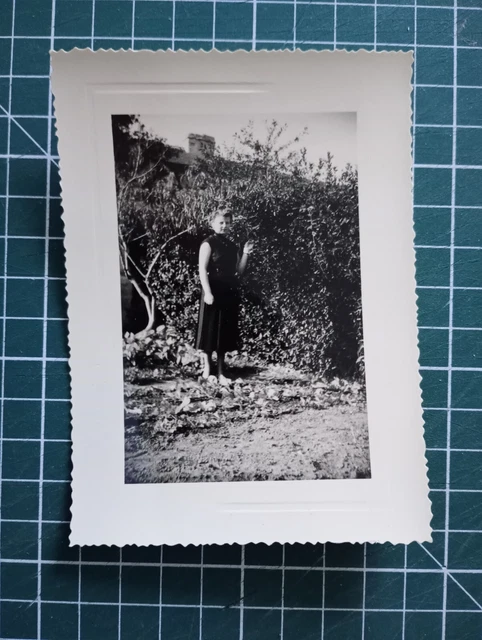 VR420 CIRCA 1950 Photo Young Woman in the Garden Dress Black