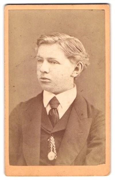 Fotografie Otto Reitmayer, München, Kaufingerstr. 9, Portrait Knabe im Anzug mi