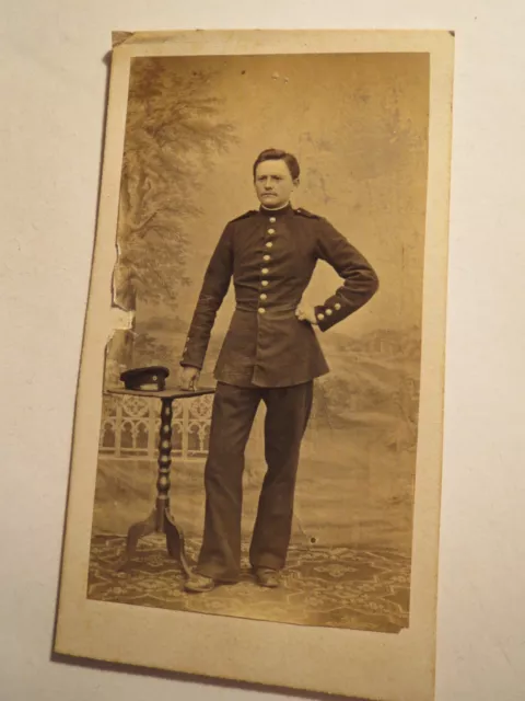 stehender Soldat in Uniform - Kulisse - ca. 1860/70er Jahre / CDV
