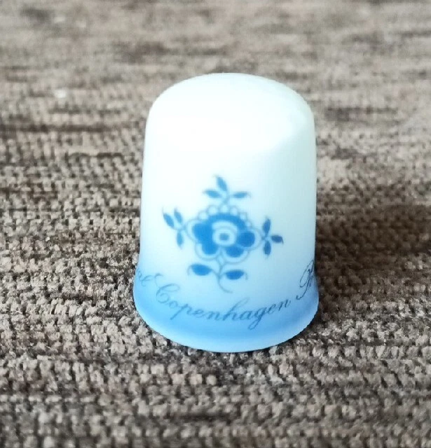 Royal Copenhagen blau-weißer Fingerhut. (RJ15)