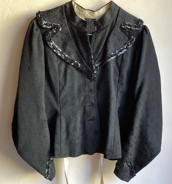 Cornette de Saint Cyr : VESTE EN SATIN BLEU NUIT BRODÉ, WAITAO XIXème siècle