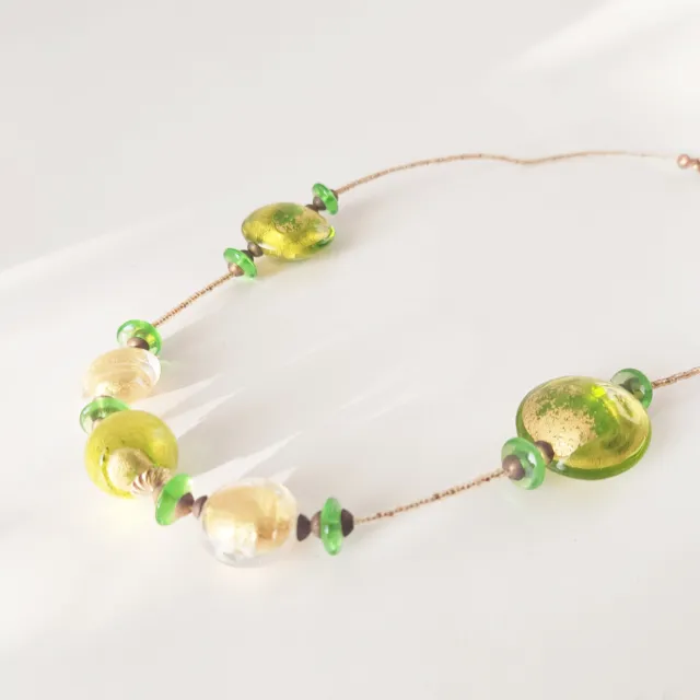 Collana da donna girocollo in vetro di Murano colore verde/oro