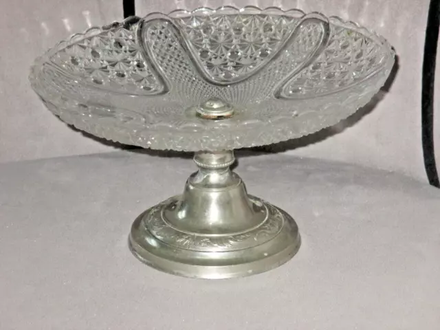 Compotier ancien en verre,  sur pied en métal argenté , coupe,