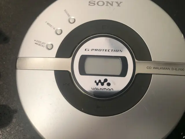 SONY Walkman D-EJ100 Portable CD Player G-Protection MagaBass CD-R/RW - Faulty