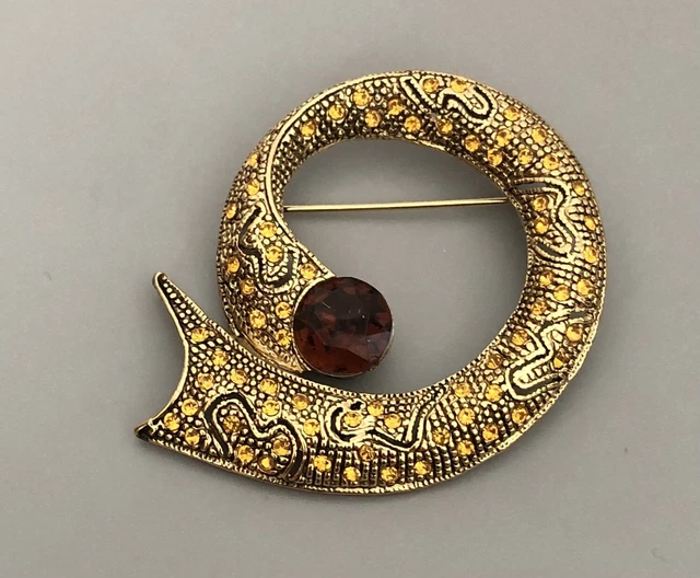 VTG Gold Tone Yellow Rhinestone Faux Rootbeer Abstract Detailed Ribbon Brooch