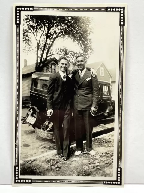 YH Fotografía Dos Hombres Abrazo Trajes Coche Viejo 1935 Deco Borde Alrededor Foto 1930 2