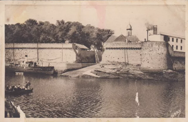 Carte postale ancienne FINISTERE LE PASSAGE-LANRIEC 1 le bac et les remparts ti.