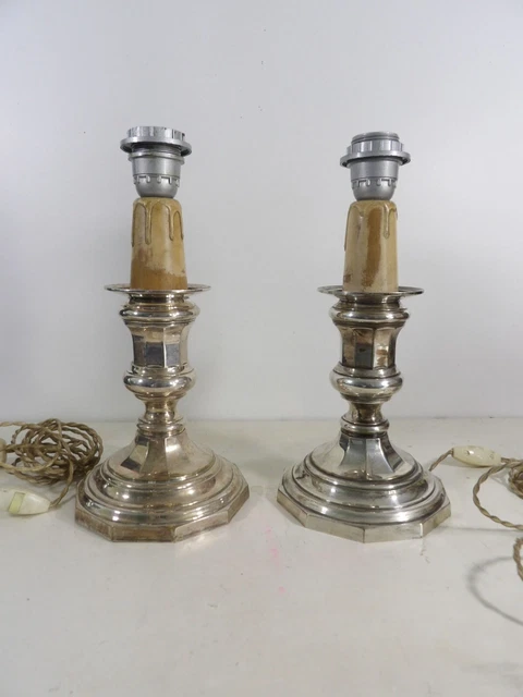 ERCUIS, Modèle Rencontre - Paire de chandeliers bout de table en métal argenté, le fût balustre