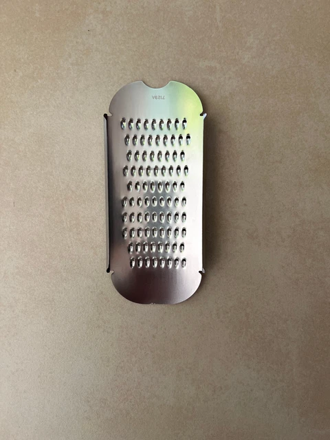 Pièce Détachée Tupperware - Râpe Métallique D157 Pour Copeaux, Neuve Dans Son Emballage