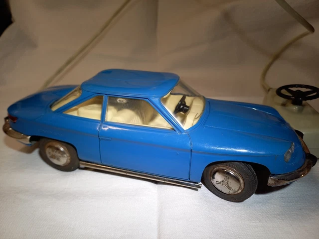 Joustra, France - 28 cms - Voiture de Course Tôle