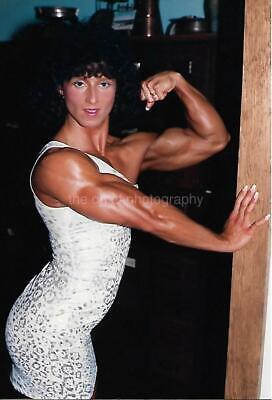PRETTY BUFF WOMAN 80's 90's FOUND PHOTO Color MUSCLE GIRL Original EN 21 49 V 