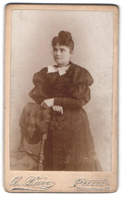 Fotografie A. Duve, Preetz, Mühlenstrasse 88, Brünette Dame mit Dutt trägt Klei