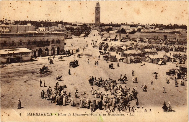 CPA AK MARRAKECH - Place de Djemaa el Fna et la Koutoubia MAROC (796534)