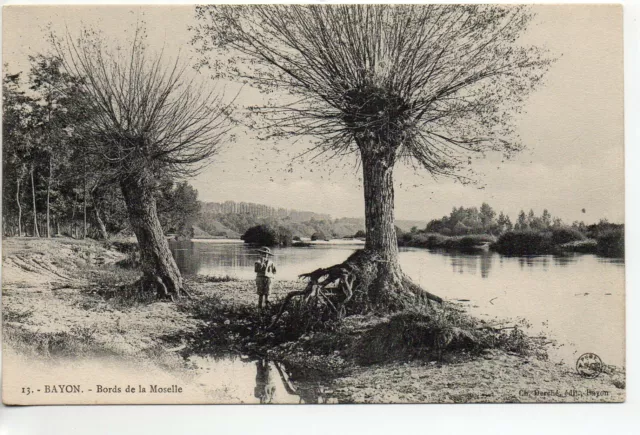 BAYON - Meurthe et Moselle - CPA 54 - un enfant au bord de la Moselle