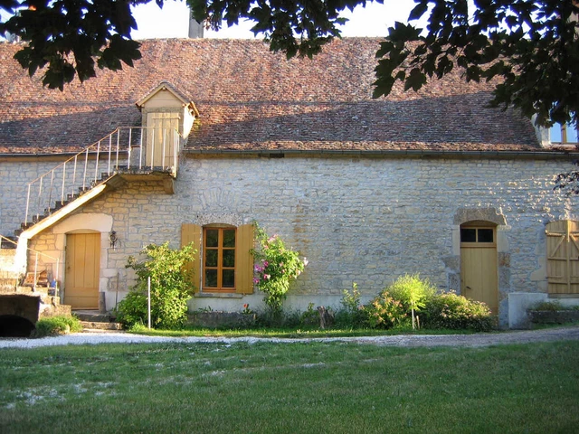 MAISON/FERMETTE HISTORIQUE DE 1771 :  150 m2 hab, 3 CAVES, DEPENDANCES,3000 m2