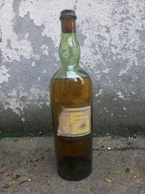 Sold at Auction: 1 lot de 2 bouteilles : 1 Chartreuse Verte Les Pèr