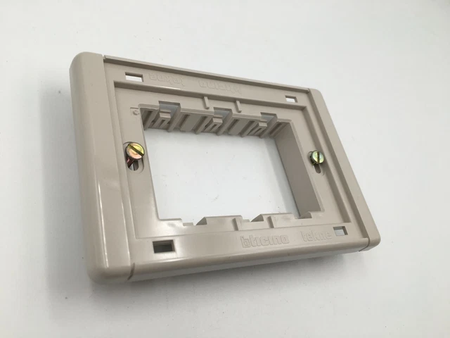 Prise 10A 2P T Bticino Tekne Art. 13913