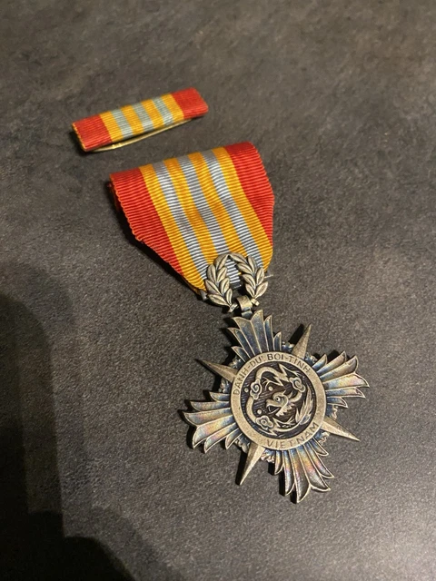 MÉDAILLE - CROIX de guerre 1914-1916 avec 2 étoiles bronze 1 dorée EUR