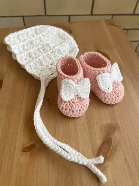 Handmade baby beanie and booties set - 100 % cotton. For newborns super cute