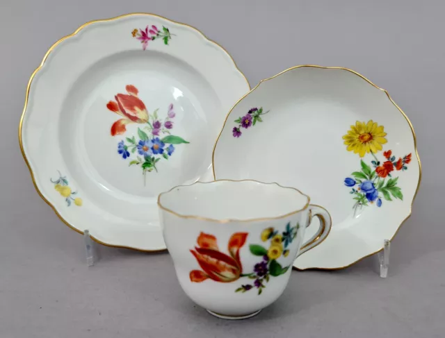 (M2554) 3-teiliges Meissen Espresso-, Mokkagedeck, Blumendekor, Blume 3