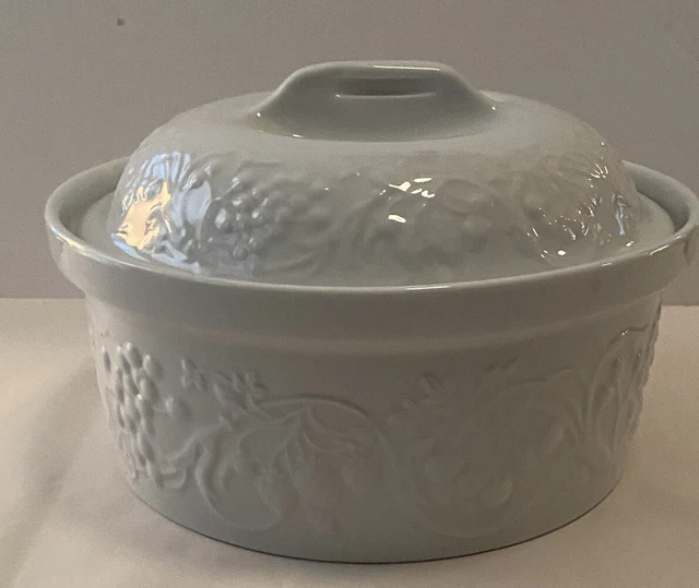 De colección. Cazuela redonda en relieve de fruta Whitewear con tapa de porcelana fina 3 quilates Portugal