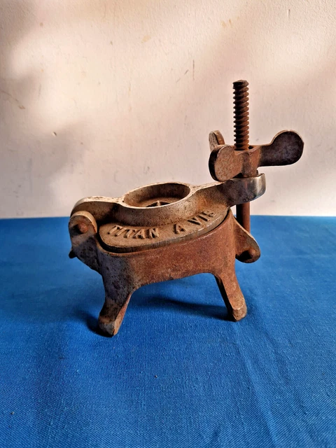 PRESSE VIANDE ANCIEN Cruis 04230 Collection - Antiquité - Art