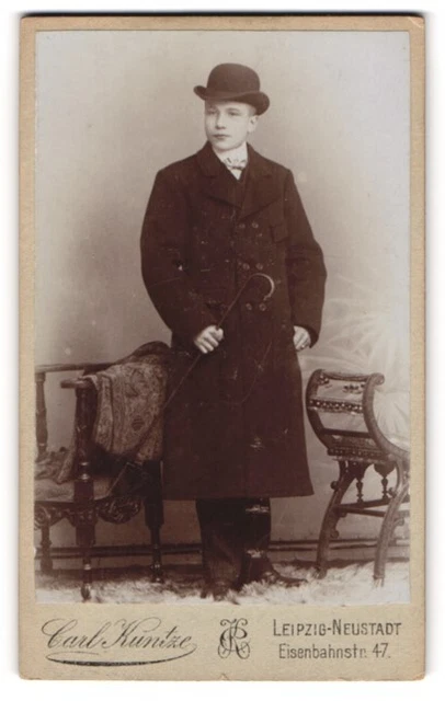 Fotografie Carl Kuntze, Leipzig, Eisenbahnstr. 47, Portrait junger Mann im Mant