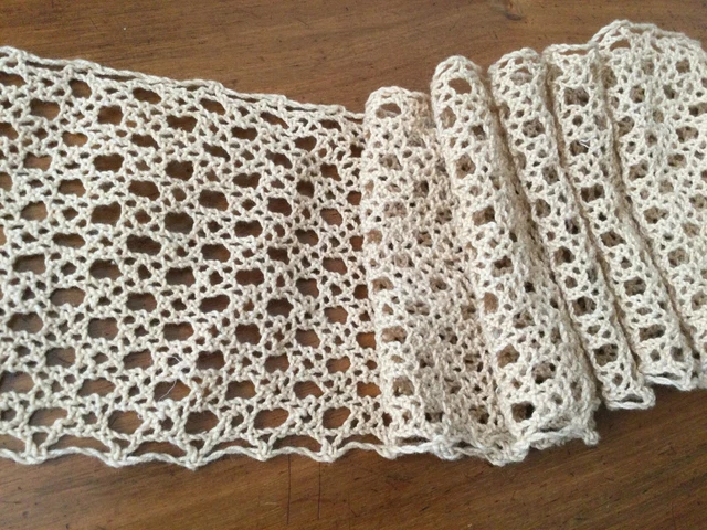 Dentelle ancenne entre deux passe ruban coton blanc vendu au mètre