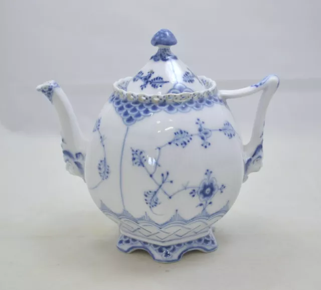 Royal Copenhagen - Musselmalet Vollspitze - Blue fluted full lace  Teekanne 1118