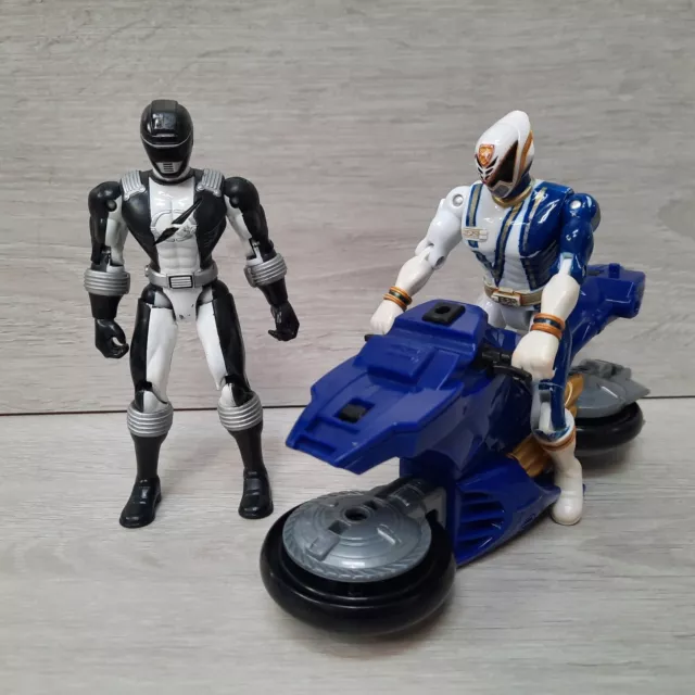 Bandai Power Ranger Konvolut blaues Fahrrad & 2 Actionfigur - weiß blau & schwarz