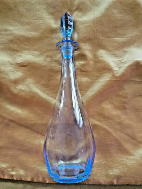 ancienne carafe en verre bleu avec son bouchon