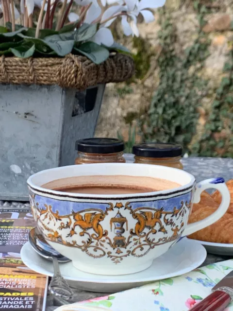 GIEN Grande tasse en faience blanche decor Renaissance, model Dyonisos