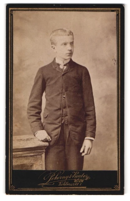 Fotografie Pokorny & Reuter, Wien, Kohlmarkt 1, Junge im Sonntagsstaat