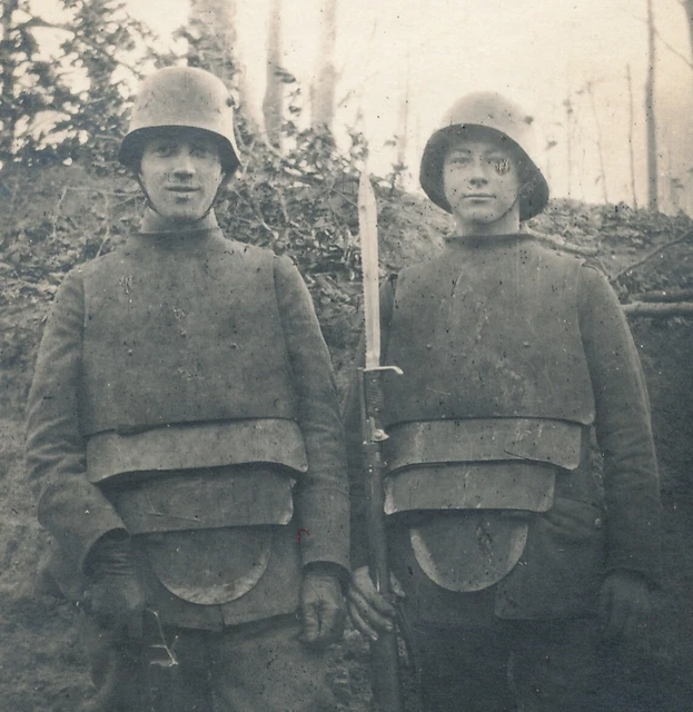 TOP! Foto - 2 Soldaten mit Grabenpanzer und Sägebajonett - Frankreich 1.WK