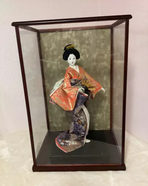 VTG 17" Japanese Geisha Doll Orange Tan Cloth Kimono Fan 21" Glass Case VIDEO