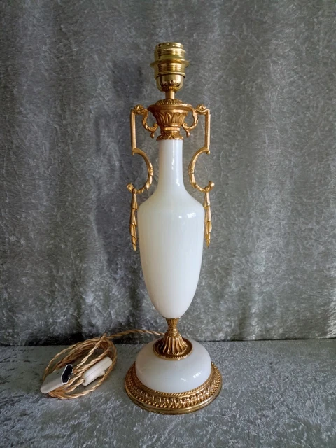 ANCIENNE LAMPE DE CHEVET en VERRE OPALINE blanche à décor de Motifs