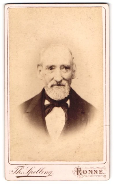 Fotografie Th. Spelling, Rönne, Lille Torv, Betagter Herr im Anzug mit Vollbart