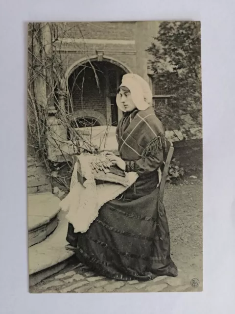 cpa NELS BRUXELLES Série LAITIÈRE ? DENTELLIÈRE aux FUSEAUX BELGIUM Bobbin Lace