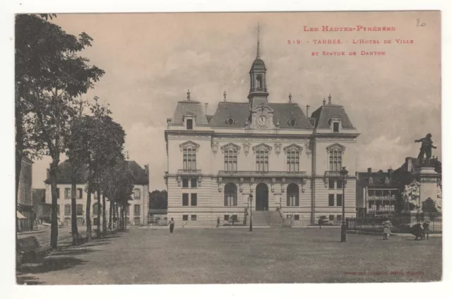 CPA 65 - TARBES : HÔTEL DE VILLE et STATUE DE DANTON (HAUTES-PYRÉNÉES) NON ÉCRIT