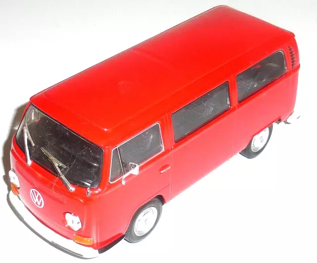VW Bus Combi Volkswagen T1 rouge et blanc avec planche de surf 1/24eme 17cm  • Ateepique