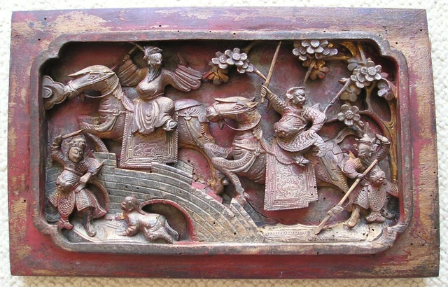 Panneau sculpté en bois ancien de Chine. Scène de bataille avec polychromie or